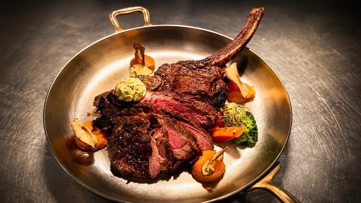 Heute Abend ist Kreuz Tafel.Der Tomahawk kommt im Ganzen an den Tisch und wird dort tranchiert. Reservieren Sie sich einen Tisch für heute Abend — und bestellen Sie für die kommende Woche vor, spätestens 24 Stunden vorher.Tomahawk ca. 1,2 kg inkl. Knochen, für 2–4 Personen, am Tisch tranchiert — CHF 144.00Seezunge im Ganzen gebraten, am Tisch filetiert, für 1–2 Personen — CHF 77.00https://kreuz.plus/kreuz-tafel-freitag/Aus Spass am Genuss.#GasthofKreuz #Egerkingen #KreuzTafel #Tomahawk #Seezunge #Olten