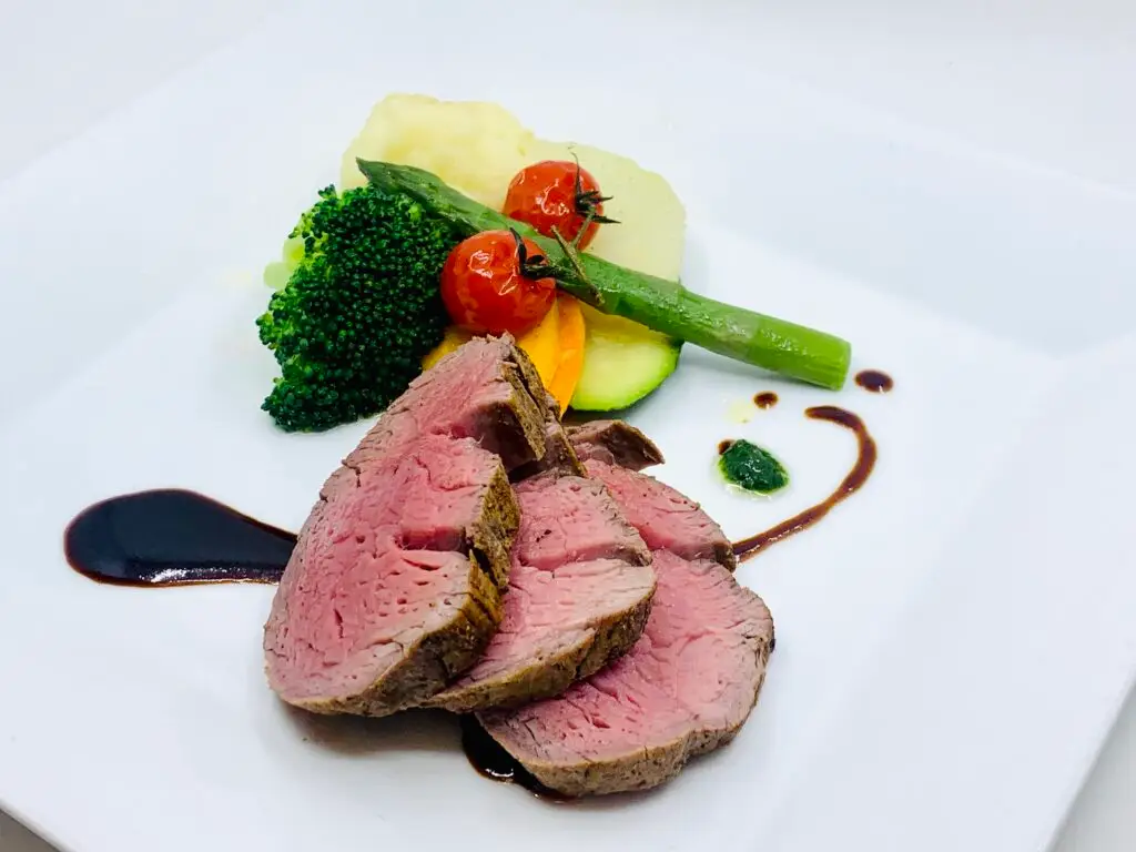 CHATEAUBRIAND AKTION DIE KÖNIGSKLASSE DER RINDERFILETS! VOM RINDSFILET MITTELSTÜCK IN ZWEI GÄNGEN SERVIERT KALBSJUS | SAUCE BÉARNAISE GEMÜSE | BEILAGE NACH WAHL AB ZWEI PERSONEN