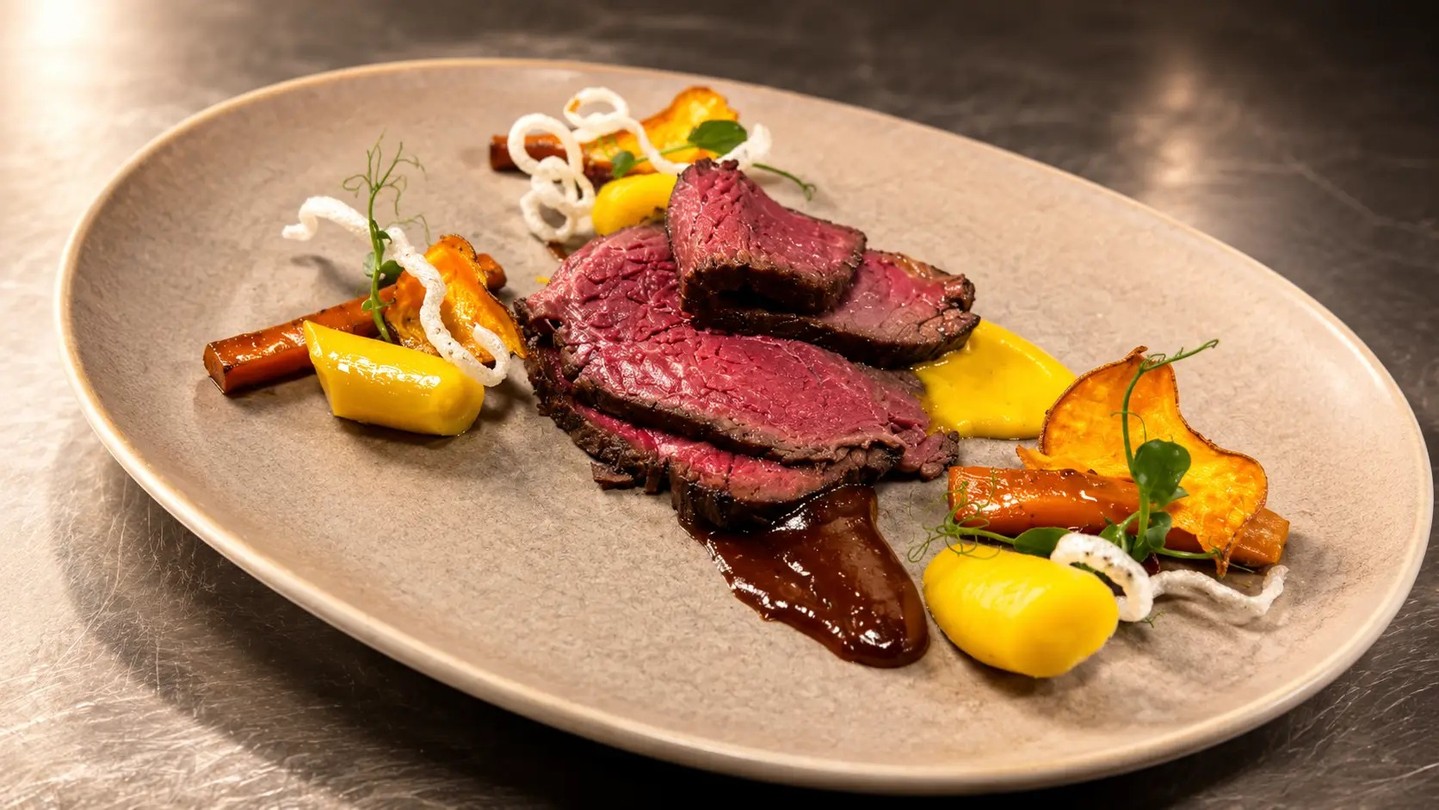 Der Seminartag entscheidet sich beim Mittagessen.Im Gasthof Kreuz kommt es aus derselben Küche wie der Abend im Restaurant – ausgezeichnet mit GaultMillau und dem Label Fait Maison. Sie wählen, was zu Ihrem Programm passt.À la carte, Stehlunch oder serviertes Drei-Gang-MenüFünf Räume für 2 bis 60 PersonenRund 80 kostenlose ParkplätzeAnfrage für Ihre Tagung auf kreuz.plus#GasthofKreuz #Egerkingen #Tagen #Seminar #Mittagessen #AusSpassAmGenuss