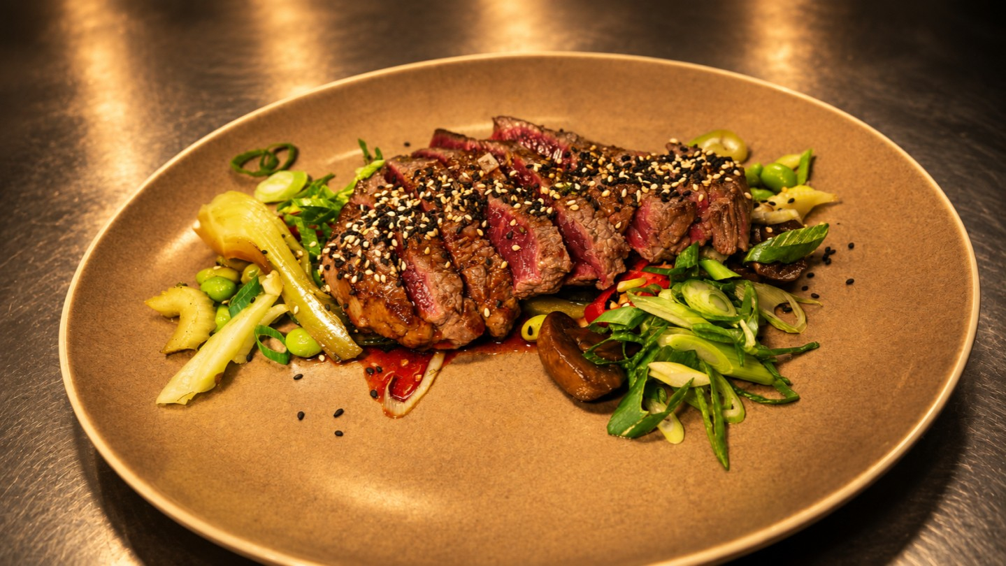 Guten Morgen! 🌞 Der Montag startet bei uns mit viel Geschmack – lassen Sie sich verwöhnen!TAGESMENÜSinkl. Suppe oder Salat🥩 Fleisch: Pouletpiccata mit Tagliatelle und Gemüse — CHF 29.00🐟 Fisch: Wolfsbarschfilet mit Bratkartoffeln und Ratatouille — CHF 27.00🥗 Vegetarisch: Gemüsecurry mit Jasminreis und Koriander — CHF 25.00🍽️ BUSINESS LUNCH — CHF 55.00Vorspeise: Burrata mit marinierter Tomate und FocacciaHauptgang Fleisch: Kalbshochrücken an Pfifferlingsauce mit Spätzli und RotkrautHauptgang Fisch: Crevette Chimi Churri mit WeissweinrisottoDessert: ein Mini DessertVORSPEISEN À LA CARTE• Grüner Salat – Blattsalat, Croutons, Hausdressing — CHF 11.00• Assortierter Salat – Gemüsesalate, Blattsalate, Hausdressing — CHF 15.00• Kreuz Salat – Blattsalat, Reckenkiener Gruyère AOP, Haselnüsse, Knoblauchcrouton, Hausdressing — CHF 16.00• Tatar Kreuz – 100% Rind, Kräuter, Öl, Knoblauch, Himalaya Salz, Toastbrot — CHF 26.00• Karotten-Ingwersuppe — CHF 15.00HAUPTGÄNGE À LA CARTE• Rahmschnitzel vom Schwein – Champignon Rahm Sauce, Gemüse — CHF 31.00• Paniertes Schnitzel vom Schwein – Gemüse, Zitrone — CHF 28.00• Cordon Bleu vom Schwein – Blauschimmelkäse oder Le Gruyère Reckenkien, Rohschinken, Gemüse, Zitrone — CHF 34.00• Rindsfilet Tournedos – Ladies Cut 120g – Kalbsjus, Honig-Zwiebel-Konfit, Gemüse — CHF 49.00Reservieren Sie Ihren Tisch – wir freuen uns auf Sie!Kreuzen Sie Messer & Gabel.#kreuzegerkingen #mittagstisch #businesslunch #genuss #egerkingen
