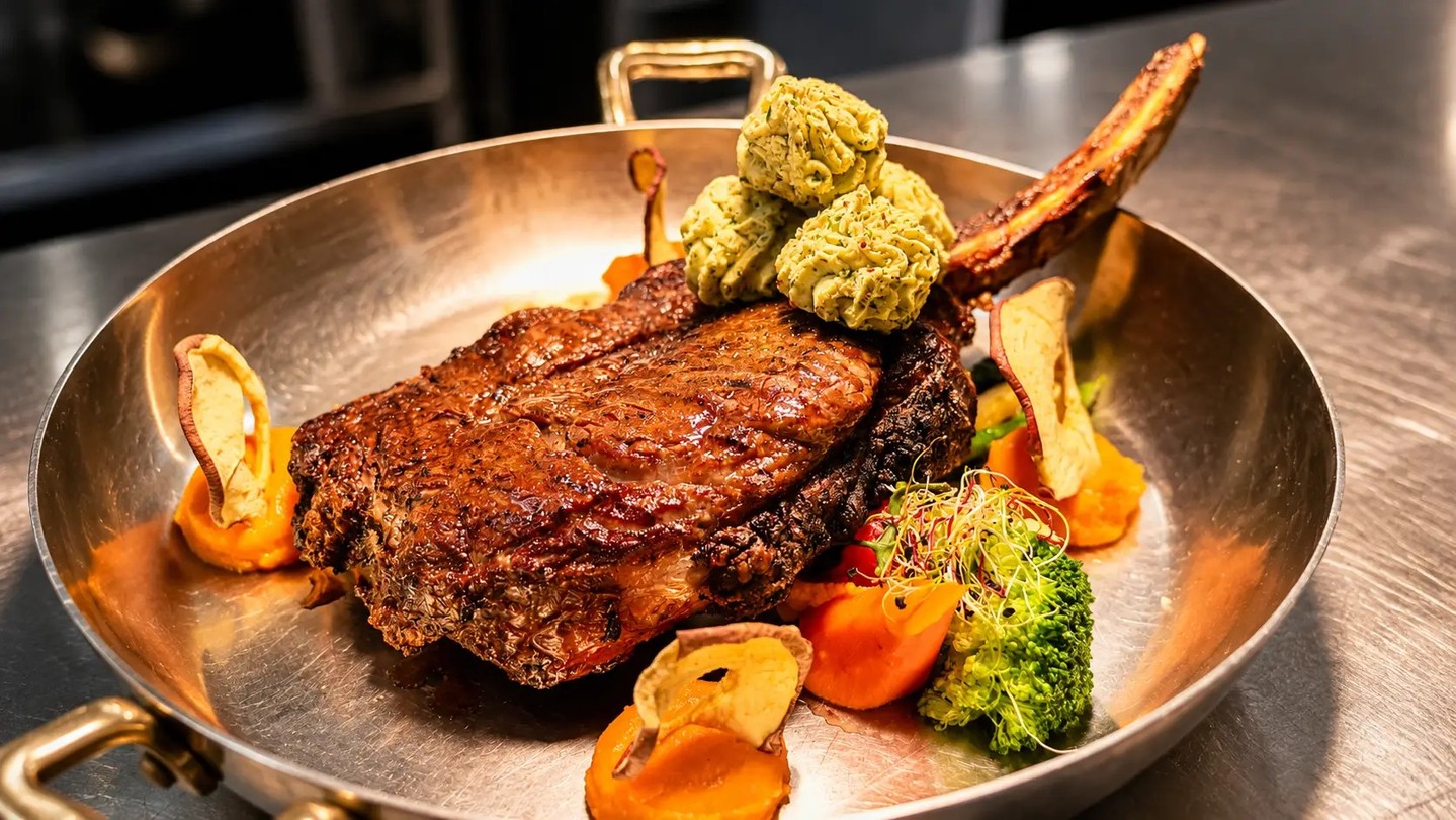 Tomahawk und Seezunge: einfach vorbestellen.Beide Gerichte gibt es Montag bis Freitag, mittags wie abends — spätestens 24 Stunden vorher bestellen.Tomahawk ca. 1,2 kg, für 2–4 Personen, am Tisch tranchiert — CHF 144.00Seezunge im Ganzen gebraten, am Tisch filetiert, für 1–2 Personen — CHF 77.00https://kreuz.plus/kreuz-tafel-freitag/Aus Spass am Genuss.#GasthofKreuz #Egerkingen #KreuzTafel #Tomahawk #Seezunge #Olten