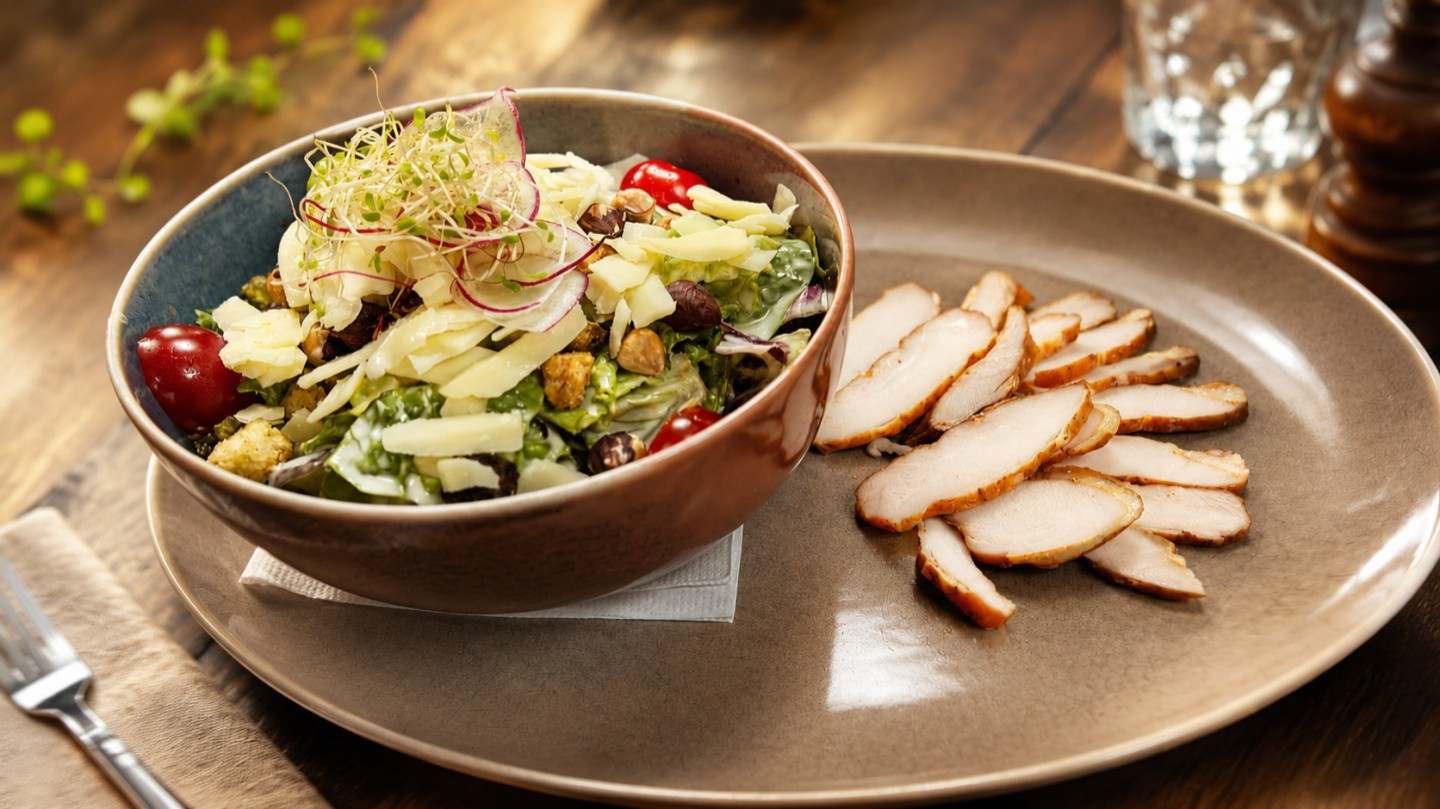 Mittwochsmitte – Zeit für eine genussvolle Pause! 🌞🍽 Tagesmenüs (inkl. Suppe oder Salat)🥩 Fleisch: Poulet Picatta mit Weissweinrisotto und Brokkoli – CHF 29.00🐟 Fisch: Hechtknusperli mit Sauce Tartare, Pommes Frites und Gurkensalat – CHF 27.00🥕 Vegetarisch: Gemüseomlette mit Bärlauch-Arancini und Tomatensalsa – CHF 25.00🍽 Business Lunch – CHF 55.00Vorspeise: Melone mit Rohschinken🥩Hauptgang Fleisch: Kalbs-Hochrücken Steak 160g mit Röstikroketten und Bohnen🐟Hauptgang Fisch: Lachs mit Steinpilzravioli und SalatDessert: zwei Mini Desserts📋 À la carte – VorspeisenKreuz Salat – Blattsalat, Reckenkiener Gruyère AOP, Haselnüsse, Knoblauchcroutons, Hausdressing – CHF 16.00Thunfisch-Carpaccio – Zitronen-Salz, Olivenöl, Belper Knolle – CHF 18.00Radieschensuppe – CHF 14.00📋 À la carte – HauptgängeSchwein Rahmschnitzel – Champignon-Rahmsauce, Gemüse – CHF 31.00Cordon Bleu vom Schwein – Blauschimmelkäse oder Gruyère, Bauernschinken, Gemüse, Zitrone – CHF 32.00Rindsfilet – Kalbsjus, Honig-Zwiebel-Konfit, Gemüse – Ladies Cut 120g – CHF 48.00Schön, sind Sie da – willkommen im Gasthof Kreuz Egerkingen. Nehmen Sie sich eine Auszeit und geniessen Sie bei uns Ihre wohlverdiente Mittagspause. Wir sind für Sie da – Ihre Kreuz-CrewKreuzen Sie Messer & Gabel.#kreuzegerkingen #mittagstisch #businesslunch #genuss #egerkingen