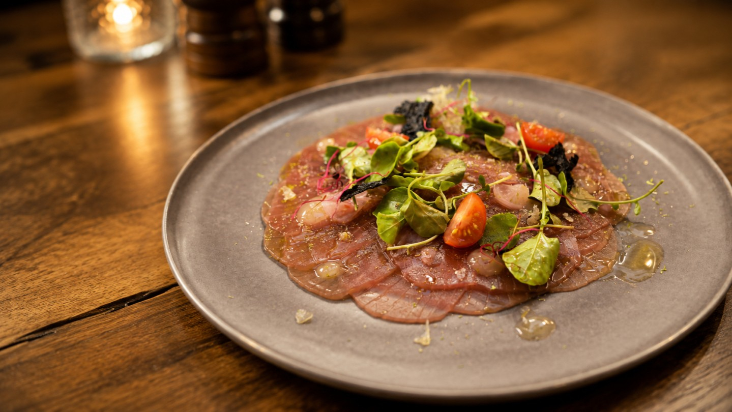 Guten Morgen! ☀️ Der Donnerstag ist da – und damit drei feine Tagesmenüs und unser beliebter Business Lunch. Wir freuen uns auf Sie!🍽️ TAGESMENÜS HEUTE(inkl. Suppe oder Salat)🥩 Fleisch: Rindsfleischplätzli mit Kräuterbutter, Spicy Süsskartoffeln, Lauch a la creme — CHF 29.00🐟 Fisch: Baramundi, Jasminreis, Soja Pak Choi — CHF 27.00🌱 Vegetarisch: Spinatravioli, pikante Büffelbrie-Tomatensauce, gebackene Champignons — CHF 25.00🍽️ BUSINESS LUNCH — CHF 55.00Vorspeise: Melone mit RohschinkenHauptgang Fleisch: Kalbs-Hochrücken Steak 160g, Röstikroketten, BohnenHauptgang Fisch: Lachs, Spinatravioli und SalatDessert: zwei Mini Dessert🍴 VORSPEISEN À LA CARTEKreuz Salat – Blattsalat, Reckenkiener Gruyère AOP, Haselnüsse, Knoblauchcroutons, Hausdressing — CHF 16.00Thunfisch-Carpaccio – Zitronen-Salz, Olivenöl, Belper Knolle — CHF 18.00Karotten-Ingwersuppe — CHF 15.00🍖 HAUPTGÄNGE À LA CARTESchwein Rahmschnitzel – Champignon-Rahmsauce, Gemüse — CHF 31.00Cordon Bleu vom Schwein – Blauschimmelkäse oder Gruyère, Bauernschinken, Gemüse, Zitrone — CHF 32.00Rindsfilet – Kalbsjus, Honig-Zwiebel-Konfit, Gemüse — Ladies Cut 120 g — CHF 48.00Wie schön, dass Sie bei uns vorbeischauen. Gönnen Sie sich eine Pause und lassen Sie sich von uns kulinarisch verwöhnen – ob zum Mittag oder einfach zwischendurch.Ihre Kreuz-CrewKreuzen Sie Messer & Gabel.#kreuzegerkingen #mittagstisch #businesslunch #genuss #egerkingen