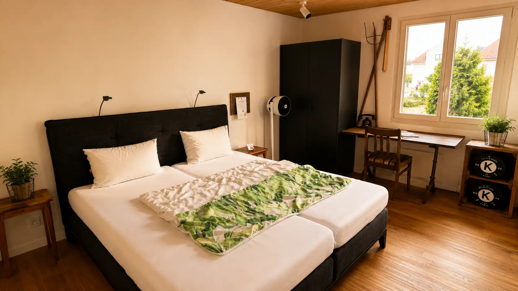 Doppelzimmer im Hotel Gasthof Kreuz Egerkingen mit Schreibtisch am Fenster, Kleiderschrank und Holzdecke