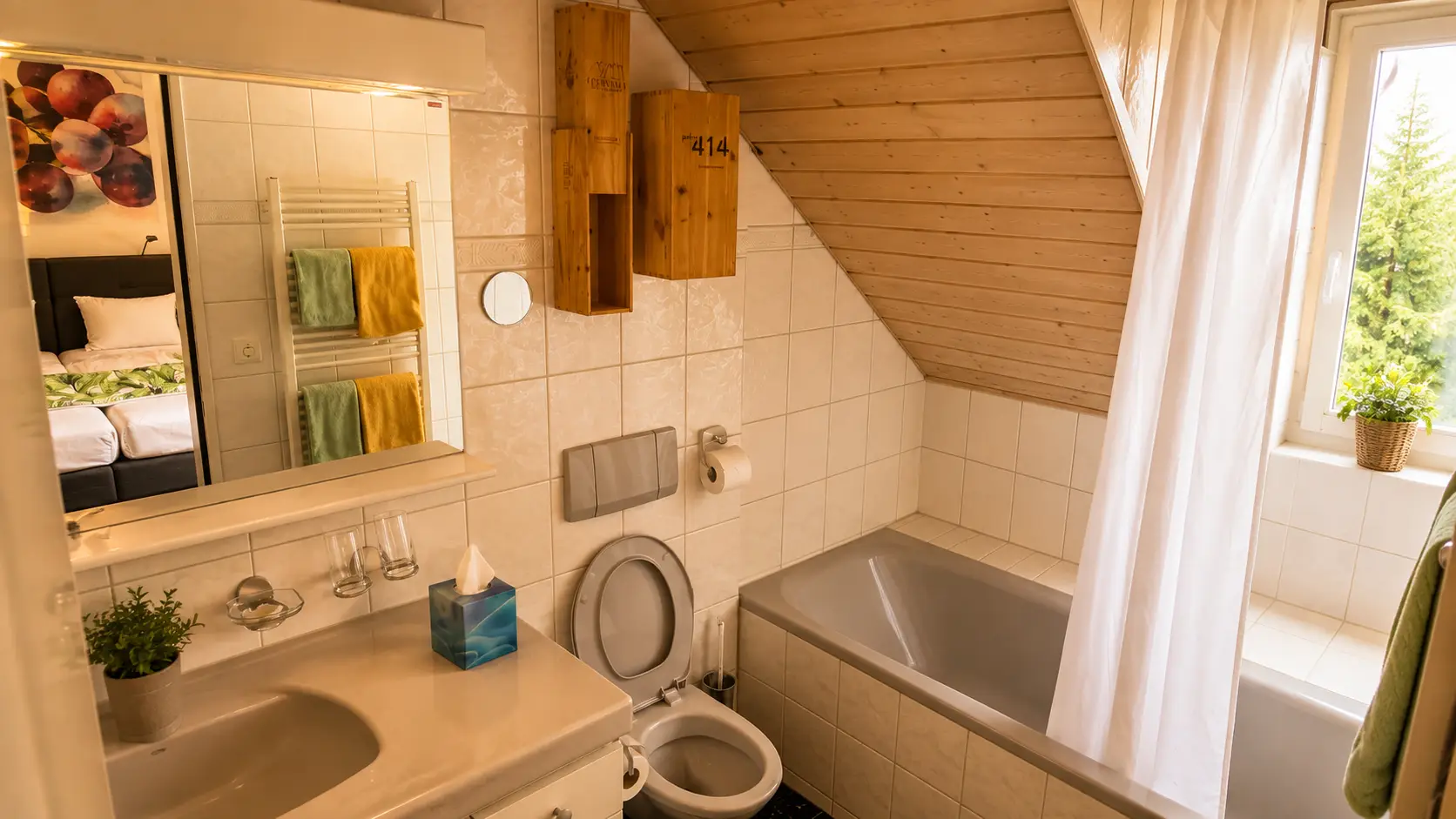 Badezimmer eines Hotelzimmers im Gasthof Kreuz Egerkingen mit Badewanne, Waschtisch, Spiegel und WC