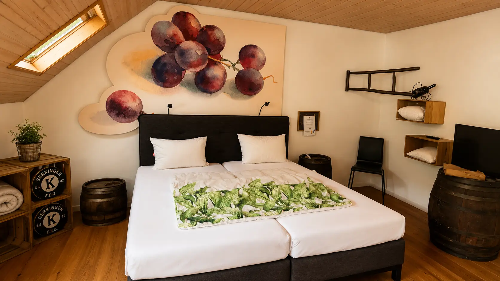 Dachzimmer im Hotel Gasthof Kreuz Egerkingen mit Doppelbett, Trauben-Wandmalerei, Dachfenster und Weinfass