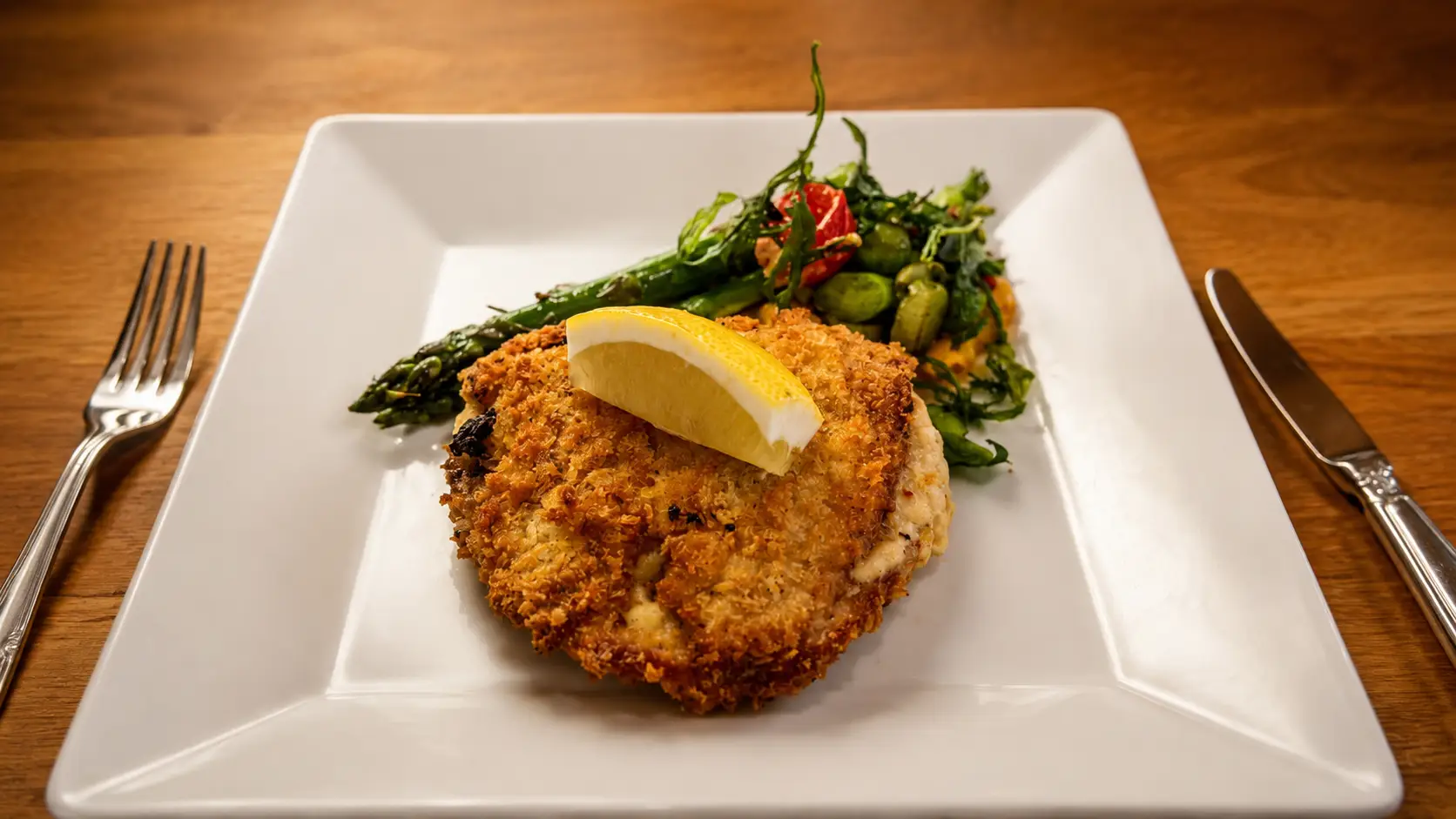 Cordon Bleu mit grünem Spargel im Gasthof Kreuz Egerkingen