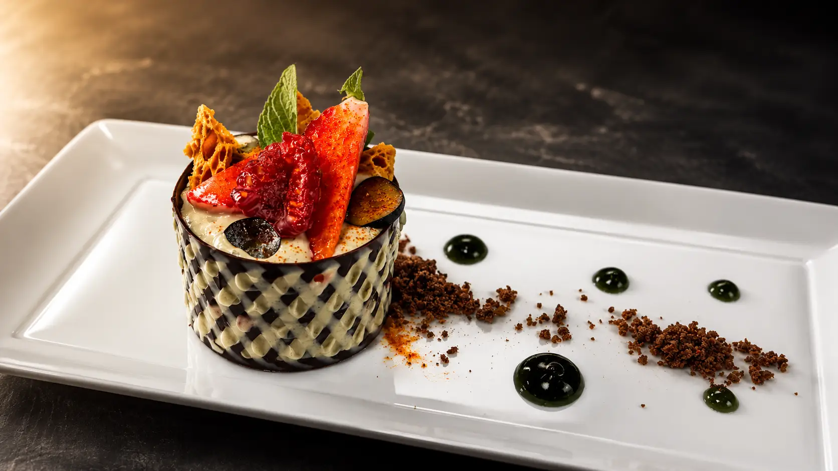 Dessert im Schokoladenring mit Erdbeere, Minze und Schokocrumble – Surprise Menü im Gasthof Kreuz Egerkingen