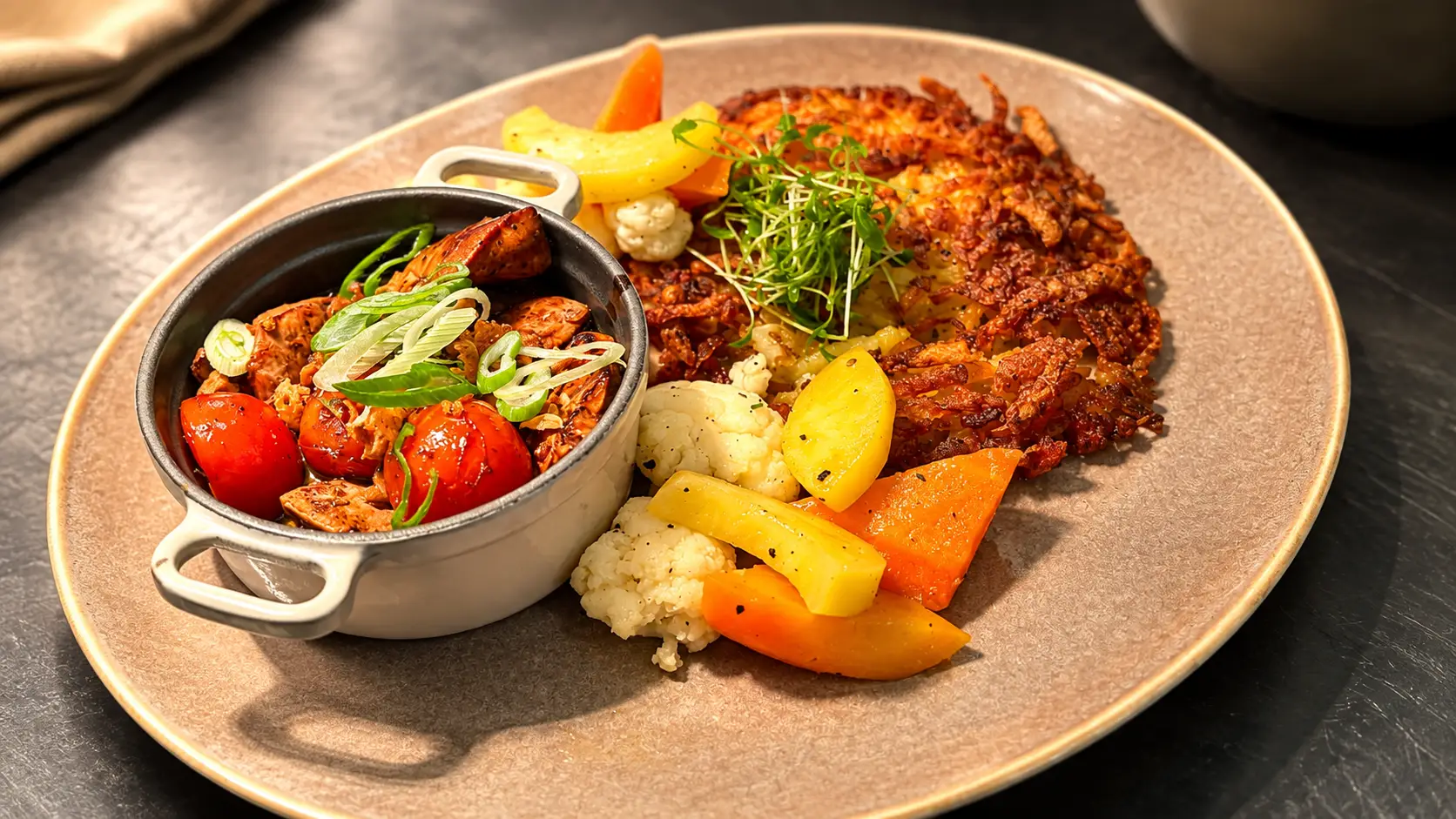 Rösti mit Geschnetzeltem im Cocotte-Töpfchen, Rüebli und Blumenkohl – Gasthof Kreuz Egerkingen