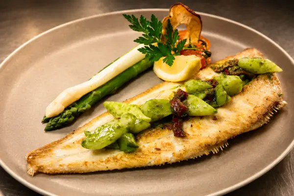Seezunge mit grünem Spargel im Gasthof Kreuz Egerkingen