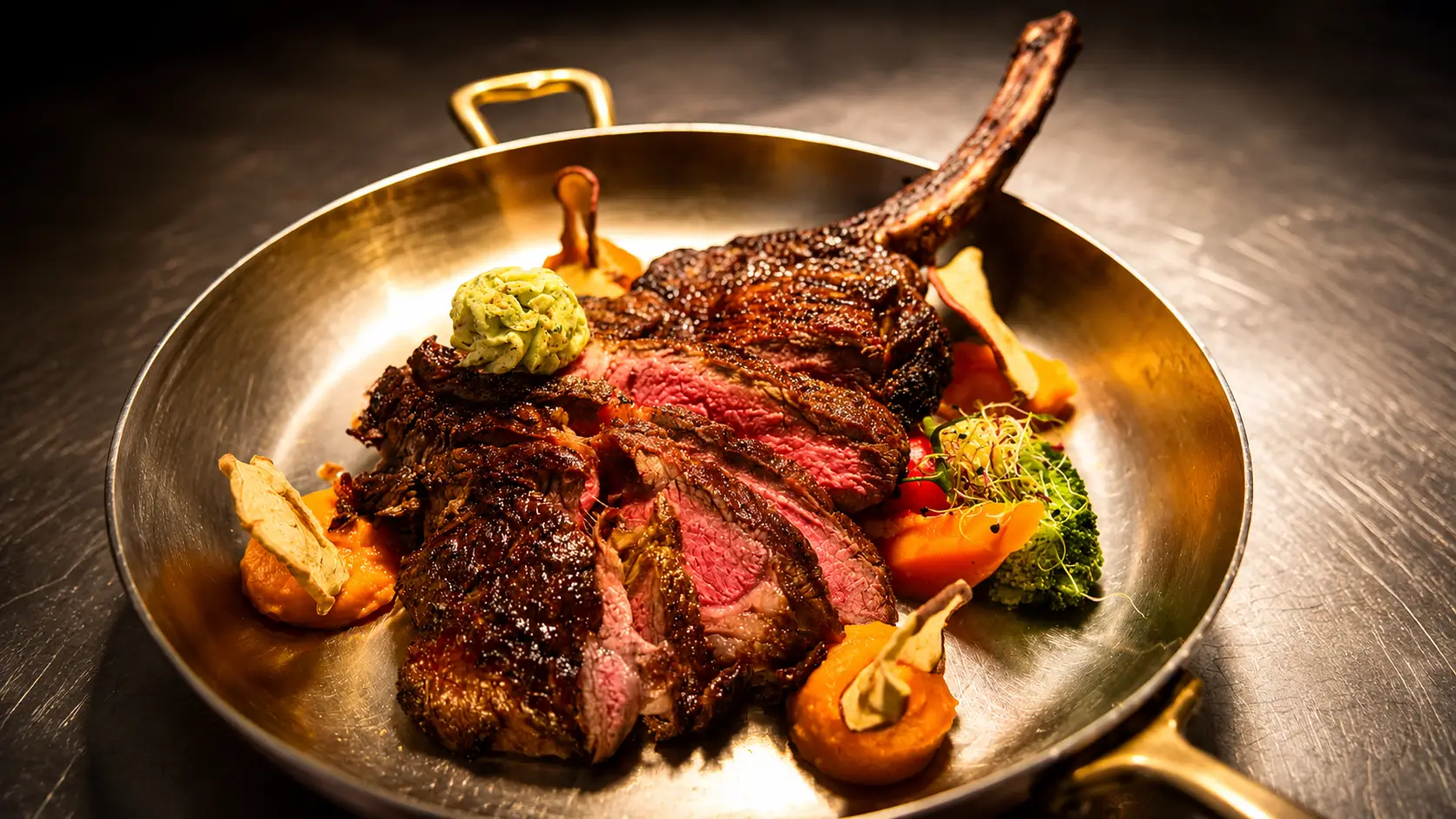 Aufgeschnittenes Tomahawk-Steak mit Gemüse im Gasthof Kreuz Egerkingen