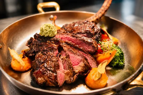 Medium gebratenes Tomahawk-Steak im Kupferpfännchen im Gasthof Kreuz Egerkingen