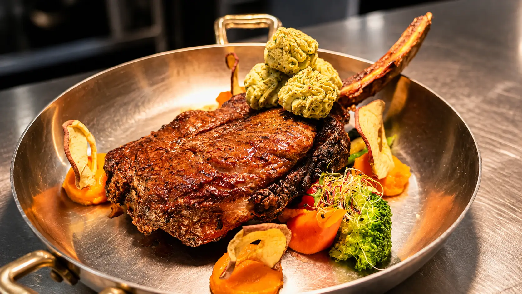 Tomahawk vom Rind mit Kräuterbutter und Gemüse im Gasthof Kreuz Egerkingen