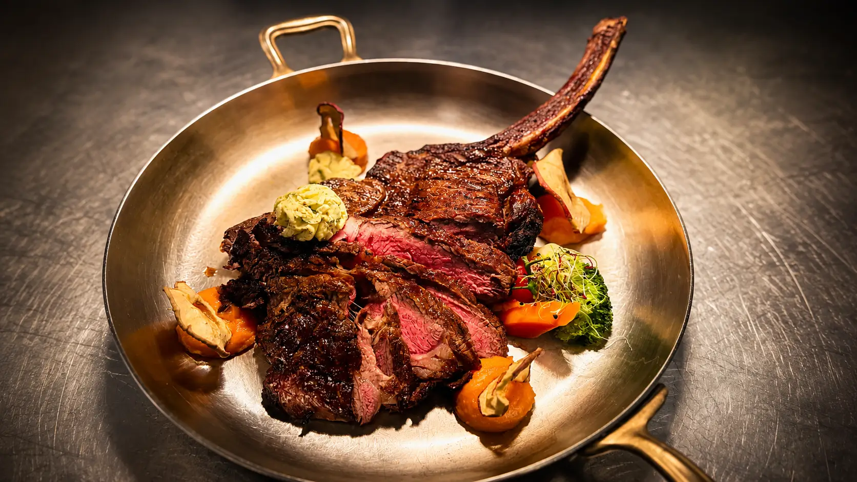 Tomahawk vom Rind im Kupferpfännchen mit Gemüse im Gasthof Kreuz Egerkingen