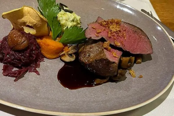 Rehrücken auf dem Herbstteller im Gasthof Kreuz Egerkingen