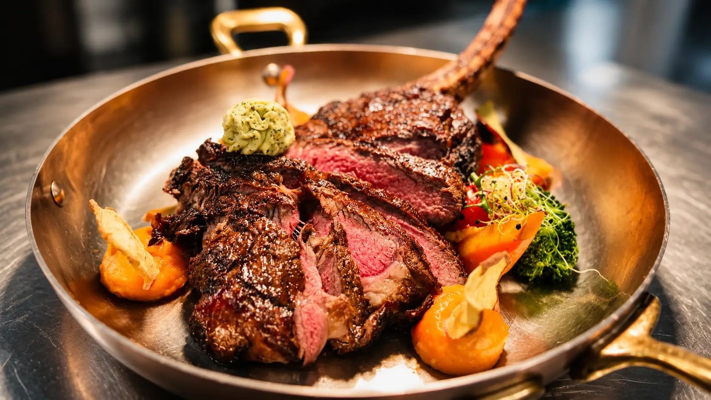 Vorbestellen, dann in Ruhe geniessen.Tomahawk und Seezunge gibt es Montag bis Freitag, mittags wie abends — spätestens 24 Stunden vorher bestellen. Am Freitagabend stellen wir die Kreuz Tafel in den Mittelpunkt.Tomahawk ca. 1,2 kg inkl. Knochen, für 2–4 Personen, am Tisch tranchiert — CHF 144.00Seezunge im Ganzen gebraten, am Tisch filetiert, für 1–2 Personen — CHF 77.00https://kreuz.plus/kreuz-tafel-freitag/Aus Spass am Genuss.#GasthofKreuz #Egerkingen #KreuzTafel #Tomahawk #Seezunge #Olten
