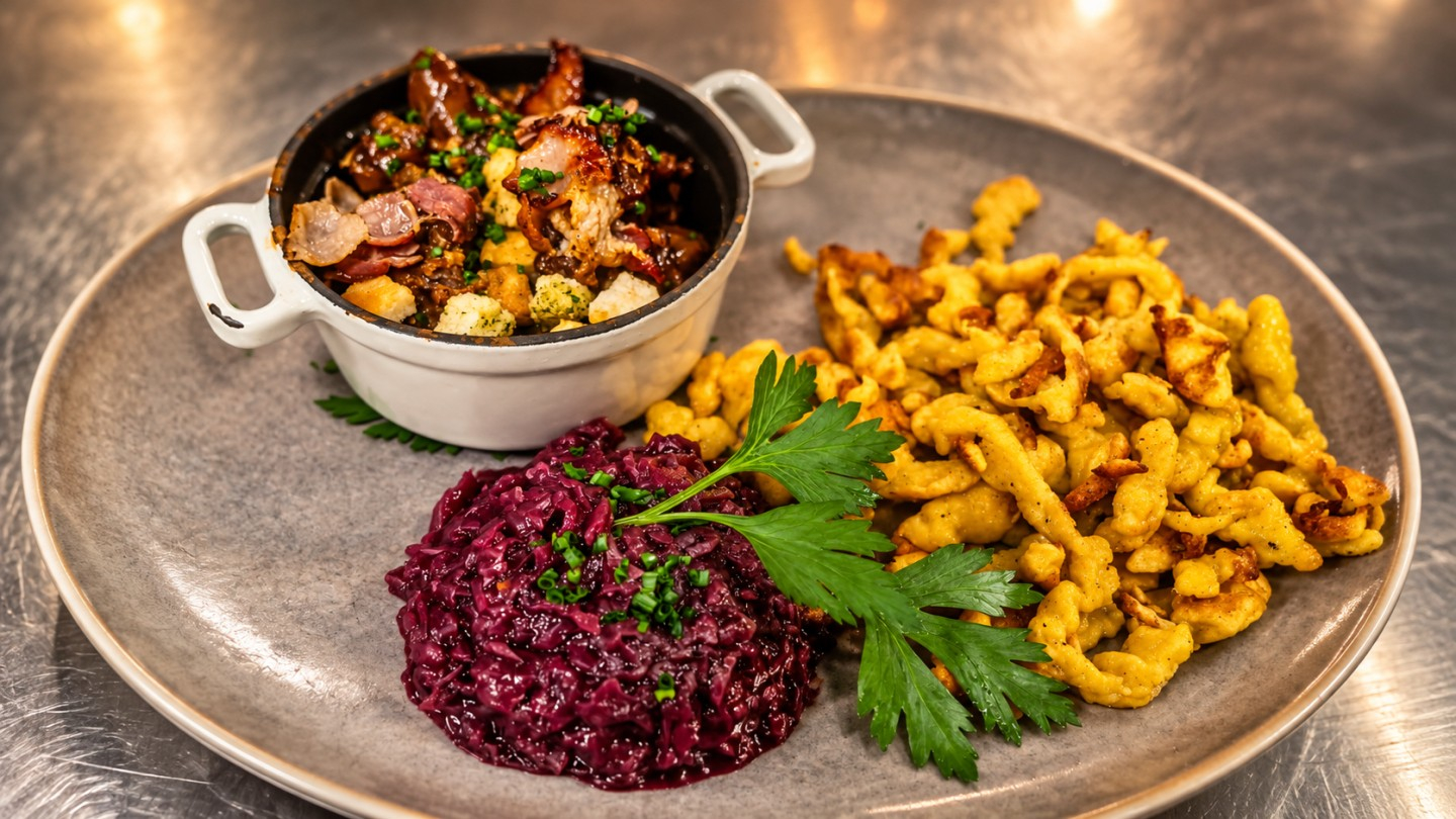 Guten Morgen! Der Donnerstag beginnt bei uns herbstlich und herzhaft – lassen Sie sich verwöhnen.🍽 Tagesmenüs (inkl. Suppe oder Salat)🥩 Fleisch: Rindsfilet Chimi Churri mit Bramata-Polenta und Karotten — CHF 29.00🐟 Fisch: Rotbarsch mit Bratkartoffeln und Rahmwirsing — CHF 27.00🌱 Vegetarisch: Käsespätzle — CHF 25.00🍃 Saisonale EmpfehlungenNüsslisalat mit Ei, Speck und Croutons — CHF 17.00Rehpfeffer mit Spätzli und Rotkraut — CHF 35.00Wir freuen uns auf Sie!Reservation: 062 388 00 50Kreuzen Sie Messer & Gabel.#kreuzegerkingen #mittagstisch #saisonal #genuss #egerkingen