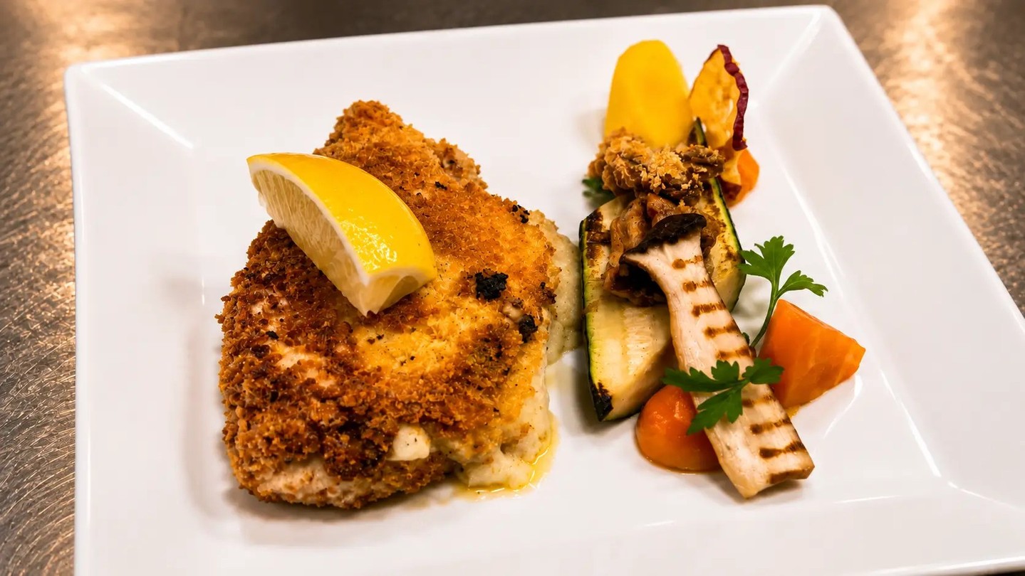 Donnerstag, Feierabend, Cordon Bleu.Poulet CHF 26.00, Schwein CHF 34.00, Kalb CHF 48.00 — dazu Blauschimmelkäse, Greyerzer, Raclettekäse oder Ziegenkäse. Drei Fleischsorten, vier Käsesorten, zwölf Kombinationen.Glutenfrei + CHF 3.00. Heute Abend bei uns in Egerkingen.Tisch reservieren: Link in der Bio.#GasthofKreuz #Egerkingen #Olten #Solothurn #RegionGäu #AusSpassAmGenuss #CordonBleu #SchweizerKüche