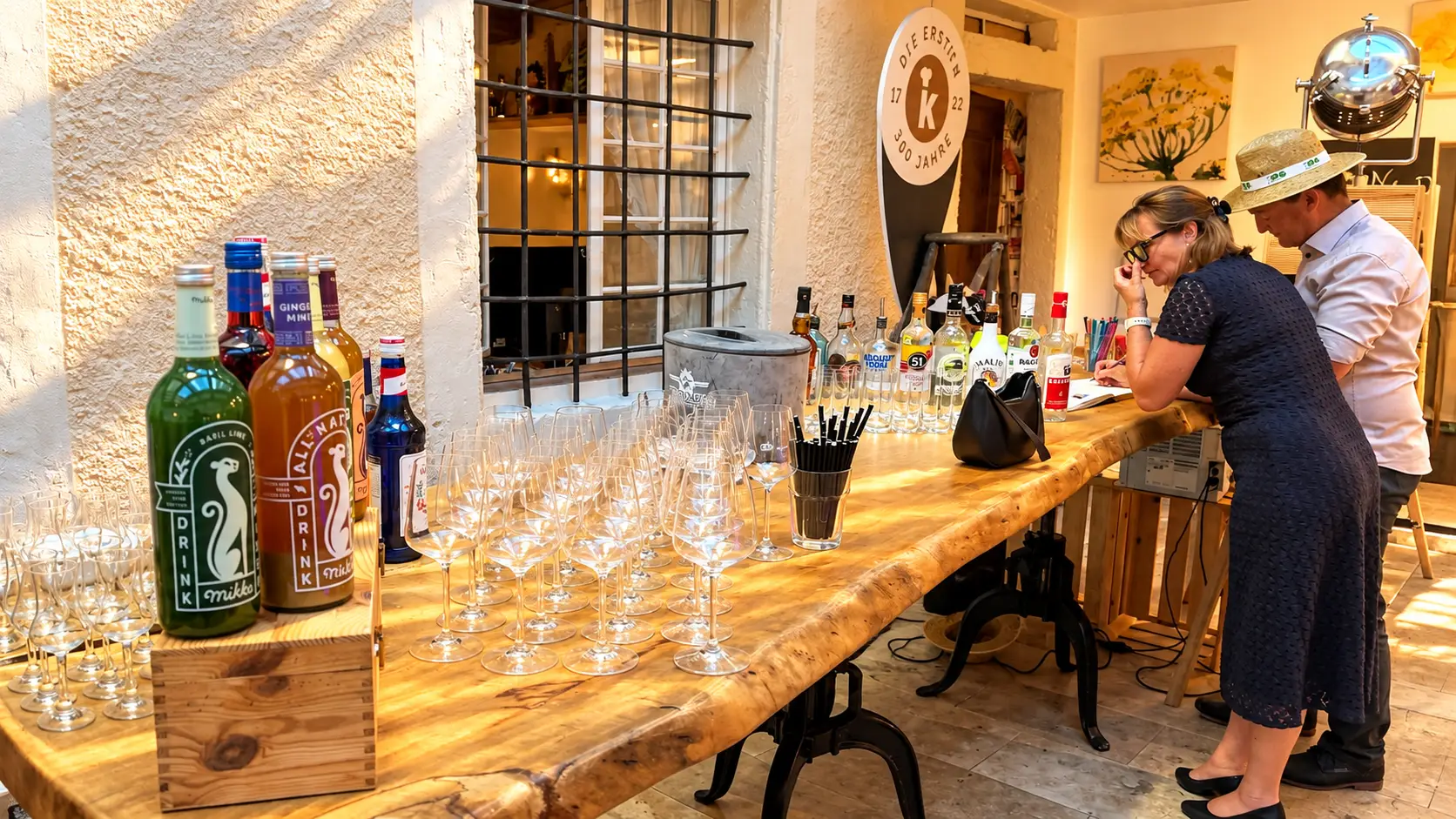 Apéro an der Baumkanten-Bar des Gasthofs Kreuz Egerkingen mit Reihen von Gläsern